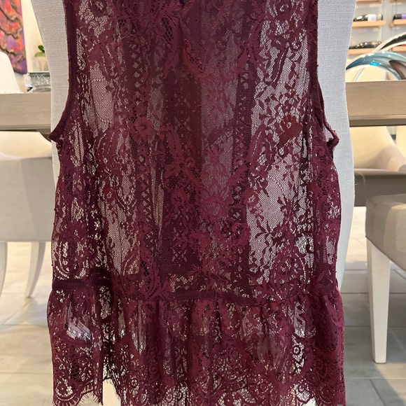 NWT Xhilaration Women's Burgundy Embroidered Lace Overlay Sleeveless Top M - Picture 8 of 9